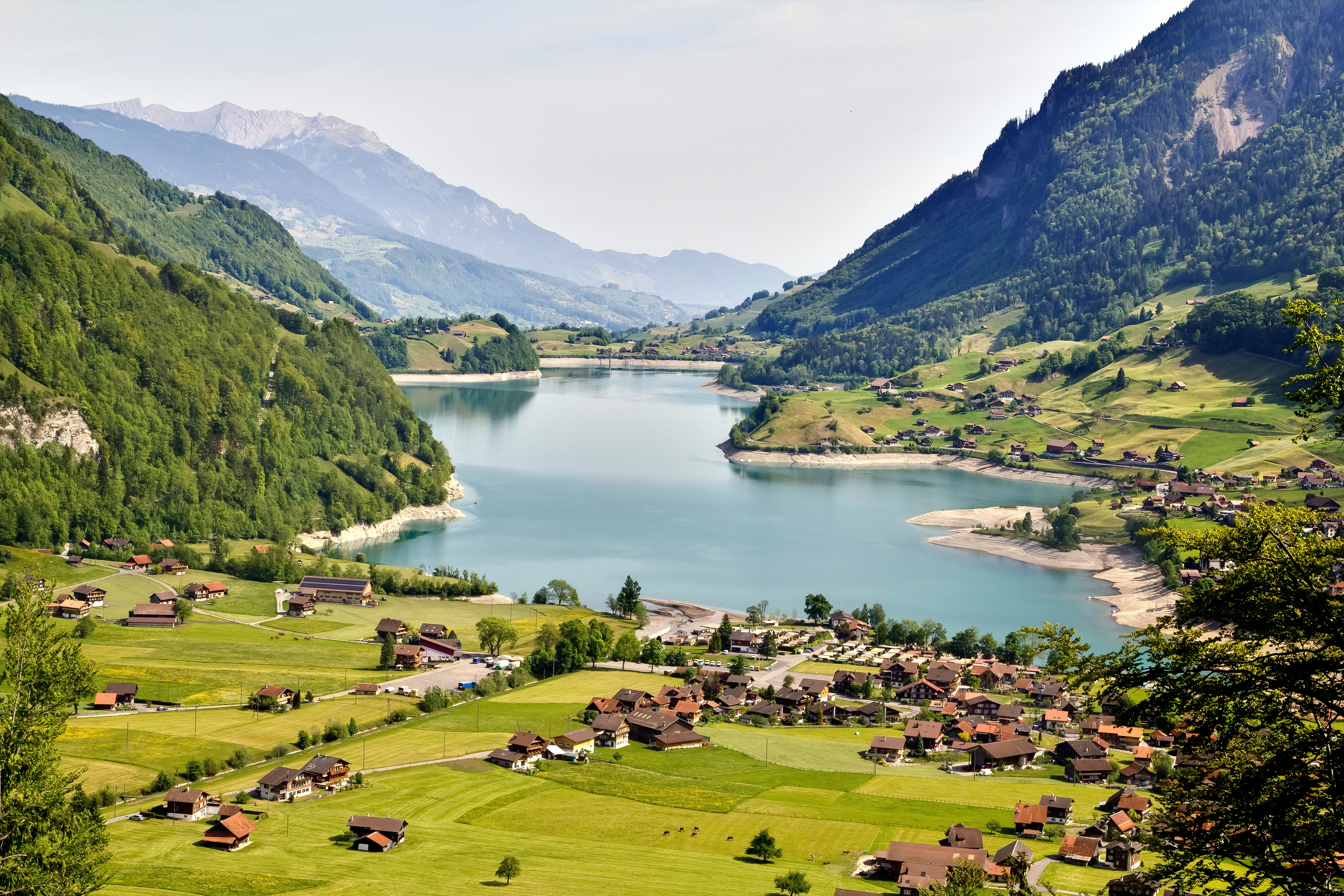 Швейцария маленькая страна. Озеро Интерлакен Швейцария лето. Озеро Интерлакен Швейцария горы. Лунгерн Швейцария. Озеро Лунгерн Швейцария.