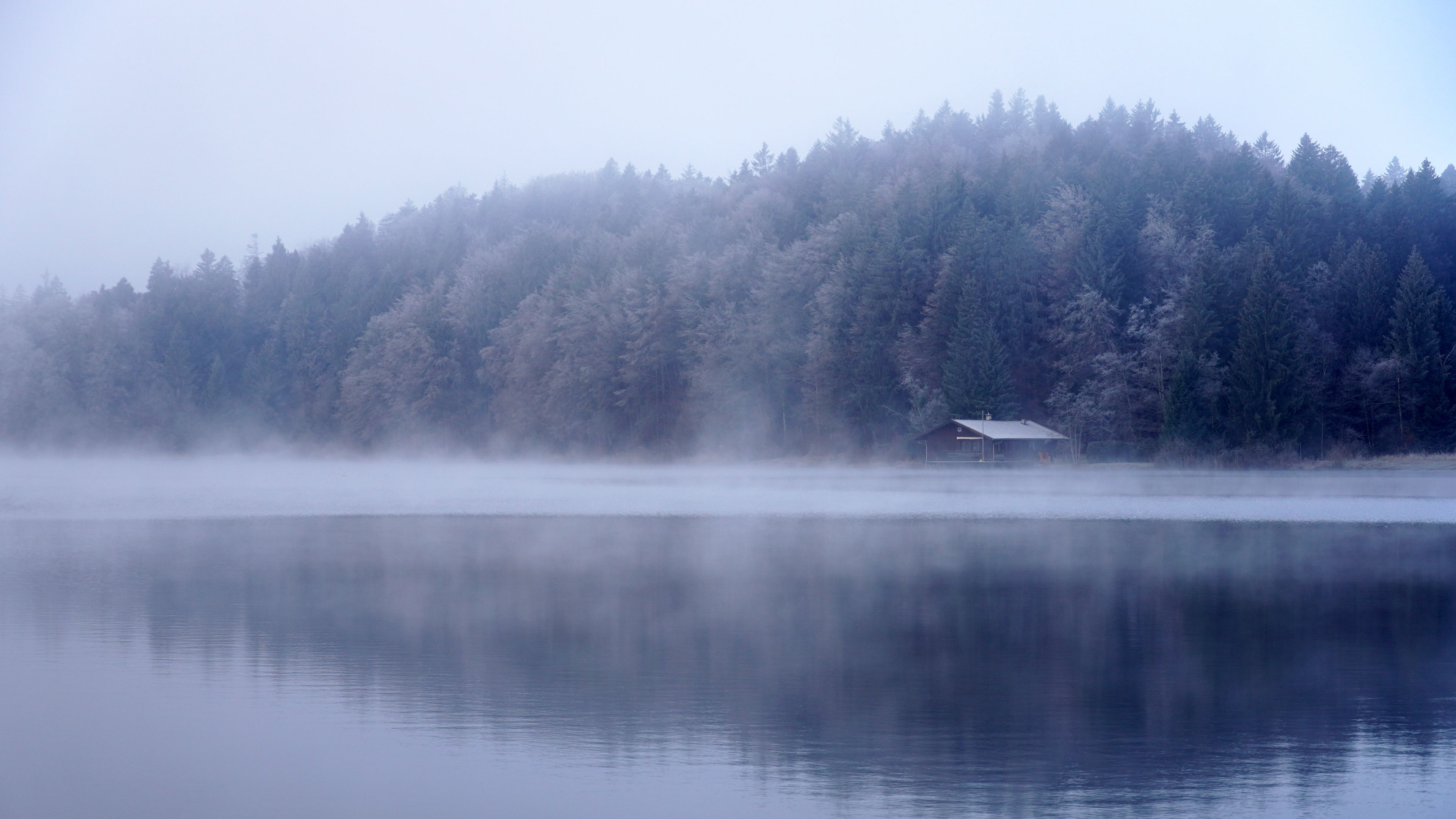 Дом на озере в тумане