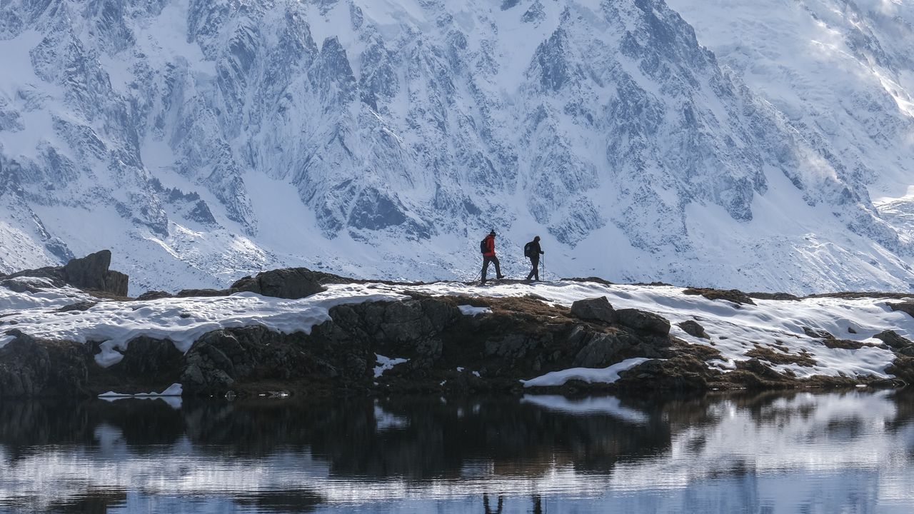Обои озеро, гора, снег, люди, путешествие, природа