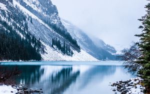 Превью обои озеро, гора, туман, заснеженный, горный пейзаж, канада