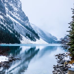 Превью обои озеро, гора, туман, заснеженный, горный пейзаж, канада