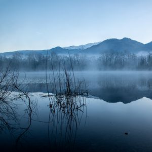 Превью обои озеро, гора, вода, туман, утро, тишина, природа