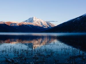 Превью обои озеро, гора, вода, трава, заснеженный