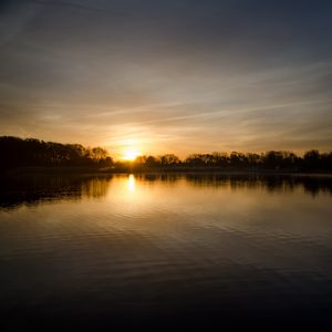 Превью обои озеро, горизонт, закат, небо, вода, солнце