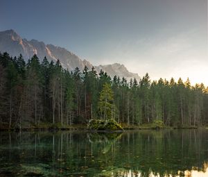 Превью обои озеро, горы, деревья, небо, вершины