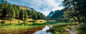Превью обои озеро, горы, деревья, ель, вода