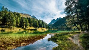 Превью обои озеро, горы, деревья, ель, вода