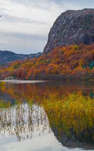 Превью обои озеро, горы, деревья, отражение, осень, пейзаж