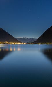 Превью обои озеро, горы, город, огни, ночь, отражение