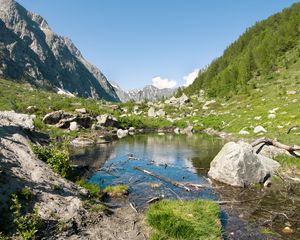 Превью обои озеро, горы, камни, скалы, долина, пейзаж