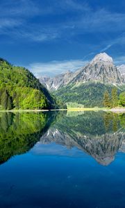 Превью обои озеро, горы, небо, свежесть, чистота, ясно, деревья, леса, отражение, зеркало, лето, голубой, зеленый