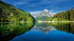 Превью обои озеро, горы, небо, свежесть, чистота, ясно, деревья, леса, отражение, зеркало, лето, голубой, зеленый