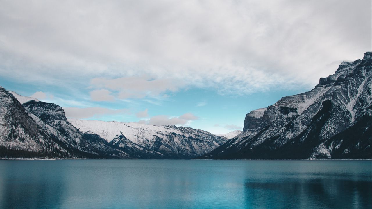 Обои озеро, горы, снег, минневанка, канада