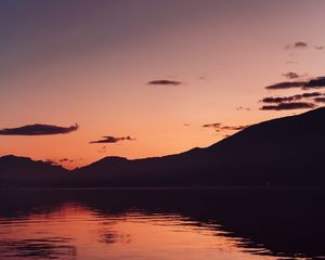 Превью обои озеро, горы, сумерки, луна, вода
