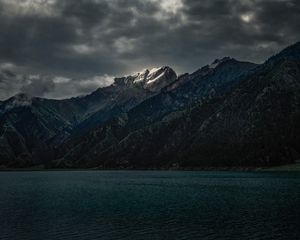 Превью обои озеро, горы, тучи, берег, вода