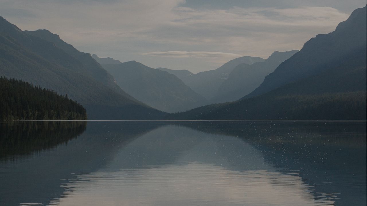 Обои озеро, горы, туман, вода, всплеск
