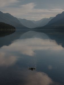 Превью обои озеро, горы, туман, вода, всплеск
