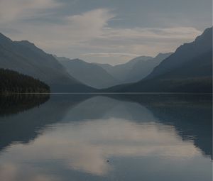 Превью обои озеро, горы, туман, вода, всплеск