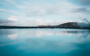 Превью обои озеро, холмы, исландия, голубой, небо, отражение
