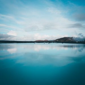 Превью обои озеро, холмы, исландия, голубой, небо, отражение
