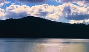Превью обои озеро, холмы, пейзаж, природа, блики