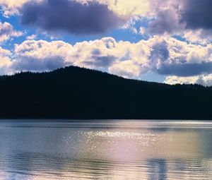 Превью обои озеро, холмы, пейзаж, природа, блики
