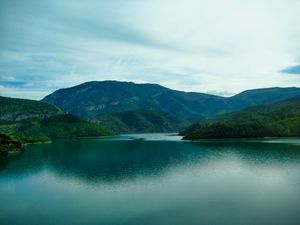 Превью обои озеро, холмы, пейзаж, природа