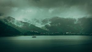 Превью обои озеро, холмы, туман, облака, мрак, пейзаж