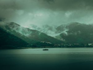 Превью обои озеро, холмы, туман, облака, мрак, пейзаж
