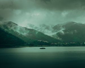 Превью обои озеро, холмы, туман, облака, мрак, пейзаж