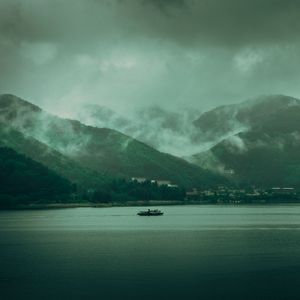 Превью обои озеро, холмы, туман, облака, мрак, пейзаж