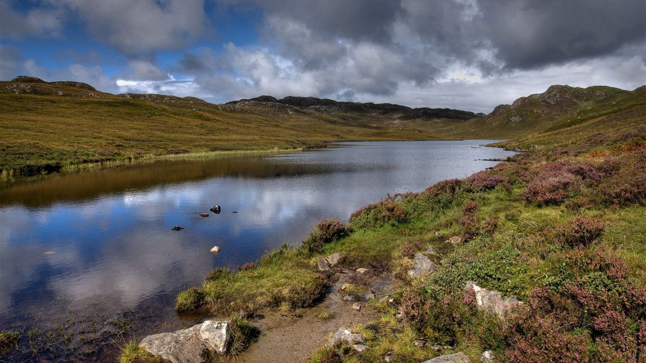 Обои озеро, камни, небо, шотландия, непогода