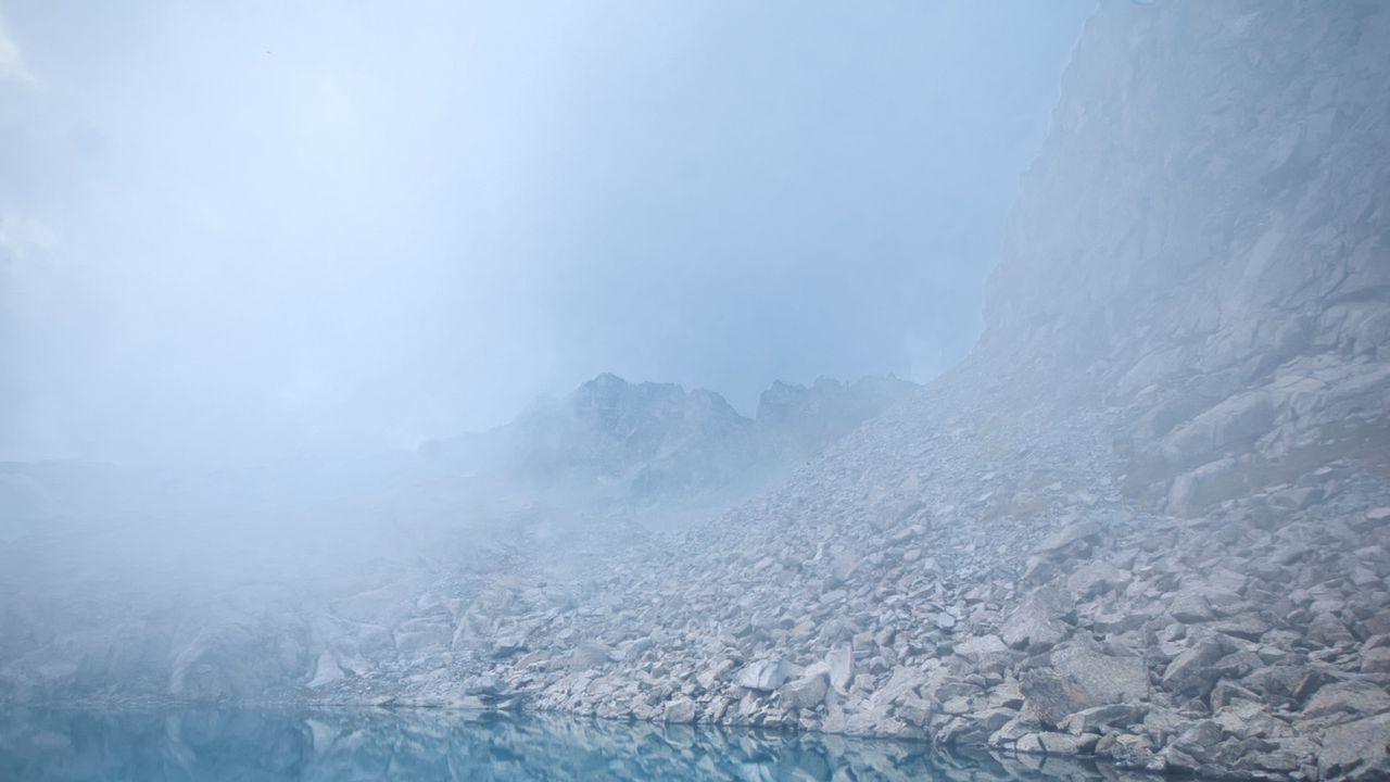 Обои озеро, камни, туман, скалы