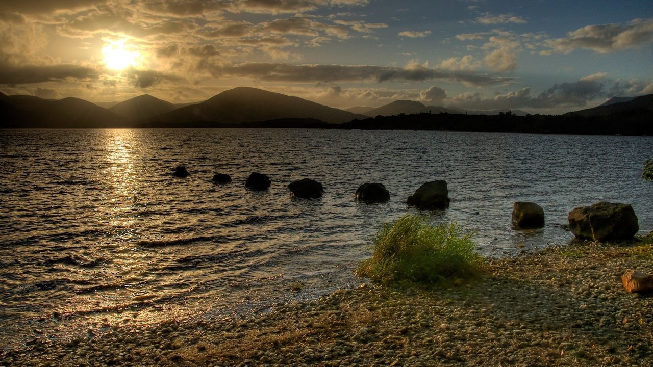 Обои озеро, камни, закат, вечер, шотландия