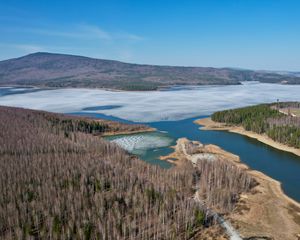 Превью обои озеро, лед, берега, деревья, лес