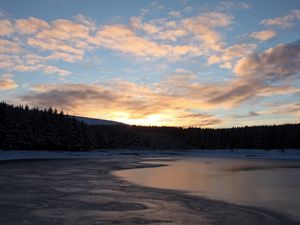 Превью обои озеро, лед, снег, лес, закат, зима, пейзаж