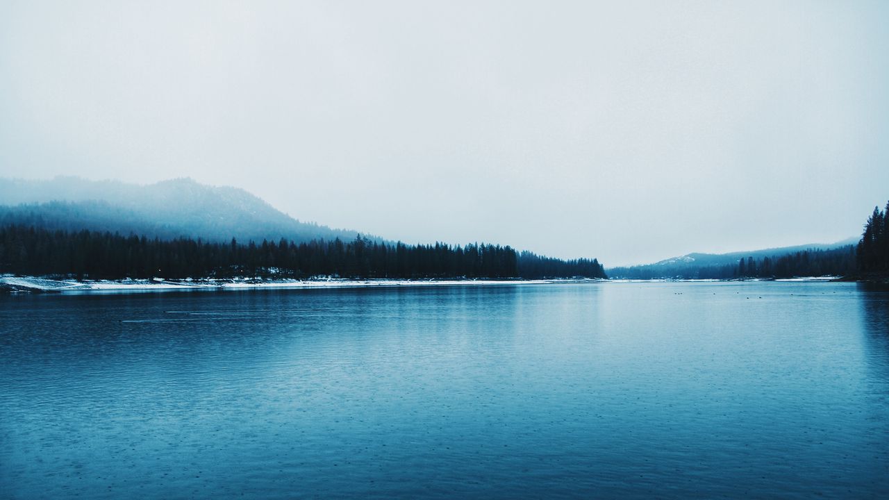 Обои озеро, лес, горы, туман, природа