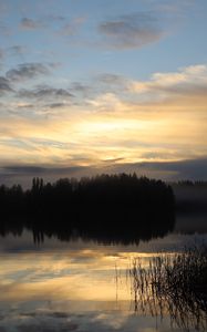 Превью обои озеро, лес, туман, облака, закат, отражение, небо, природа, темный