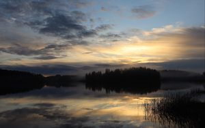 Превью обои озеро, лес, туман, облака, закат, отражение, небо, природа, темный