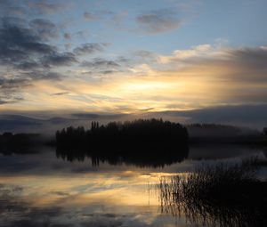 Превью обои озеро, лес, туман, облака, закат, отражение, небо, природа, темный