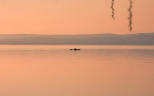 Превью обои озеро, лодка, сумерки, вода, берег