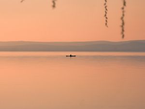 Превью обои озеро, лодка, сумерки, вода, берег