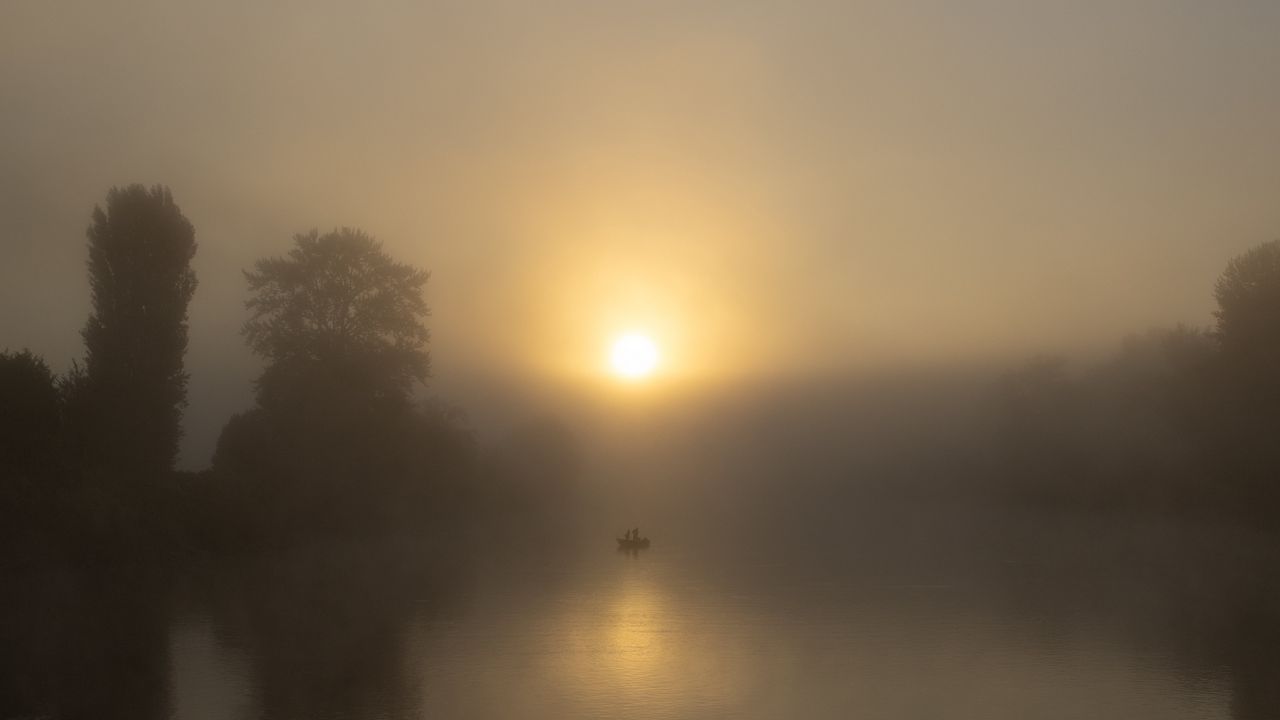 Обои озеро, лодка, туман, солнце, утро, рыбалка