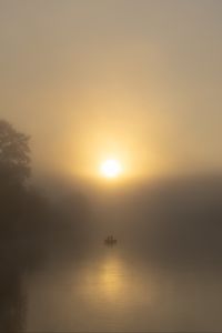 Превью обои озеро, лодка, туман, солнце, утро, рыбалка