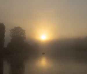 Превью обои озеро, лодка, туман, солнце, утро, рыбалка