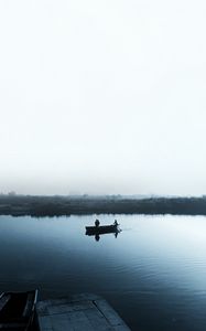 Превью обои озеро, лодка, туман, берег, плыть, безоблачный
