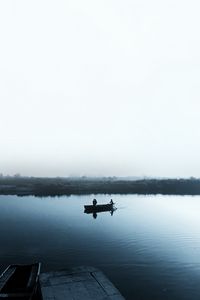 Превью обои озеро, лодка, туман, берег, плыть, безоблачный