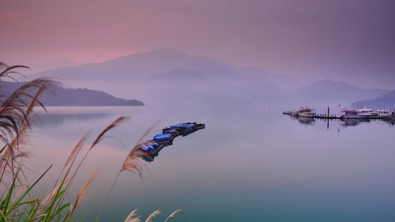 Обои озеро, лодки, туман