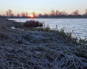 Превью обои озеро, мороз, иней, трава, рассвет