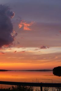 Превью обои озеро, облака, закат, небо, пейзаж, горизонт, отражение, темный